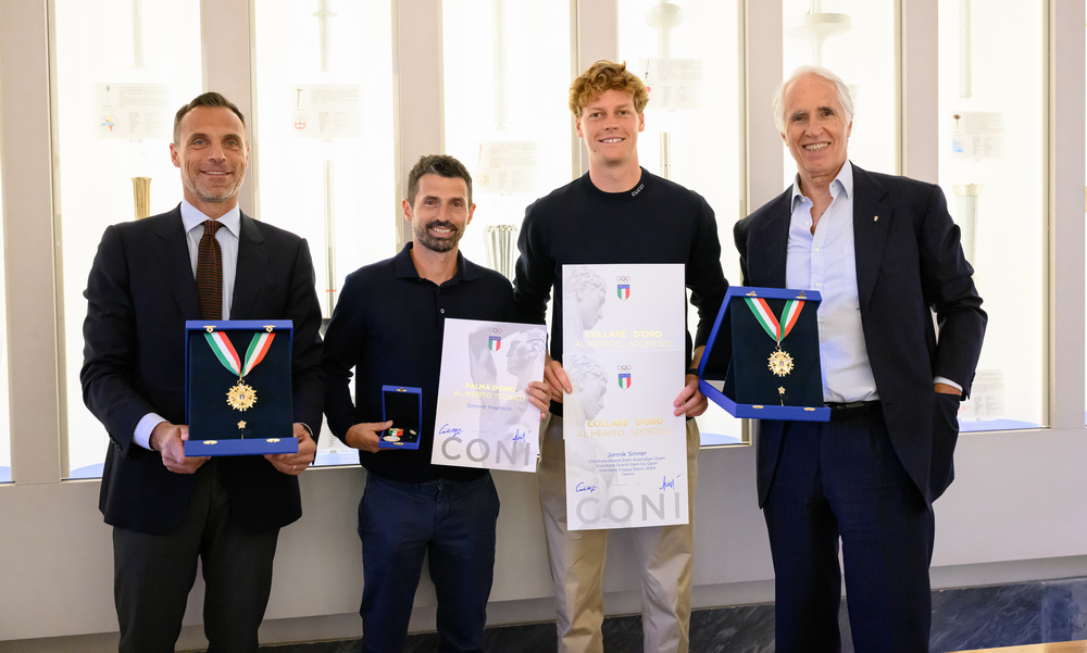 Malagò e Mornati consegnano il Collare d’Oro a Sinner. Il numero 1 ATP: “Premio prestigioso che va oltre la carriera personale” Malagò e Mornati consegnano il Collare d’Oro a Sinner. Il numero 1 ATP: “Premio prestigioso che va oltre la carriera personale”