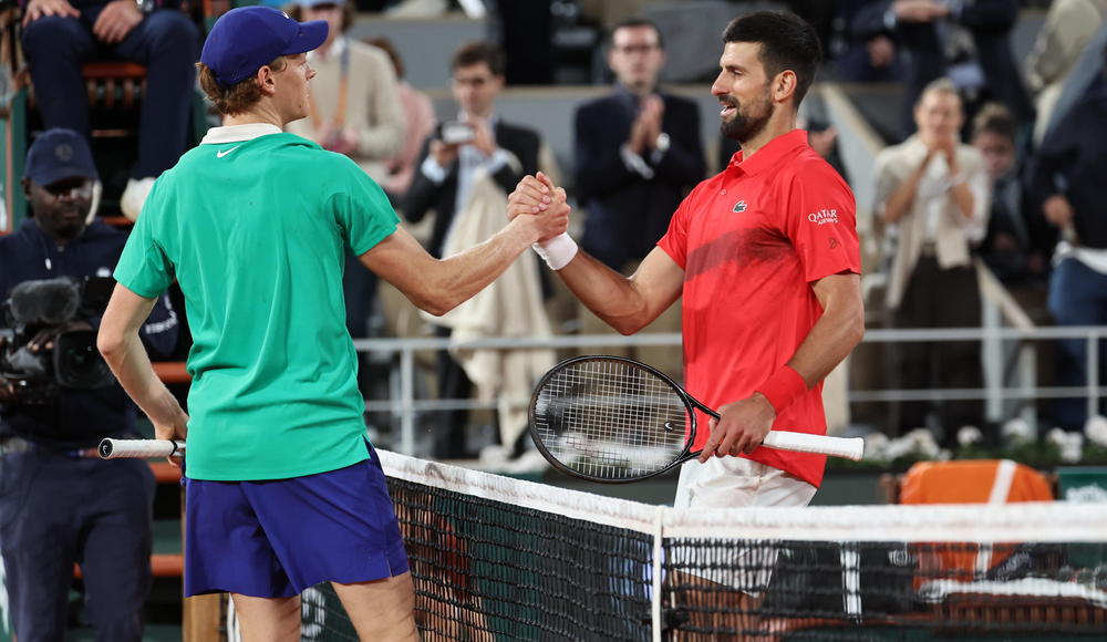 Roland Garros, Sinner vince il duello contro Djokovic: 49 anni dopo un azzurro è di nuovo in finale a Parigi Roland Garros, Sinner vince il duello contro Djokovic: 49 anni dopo un azzurro è di nuovo in finale a Parigi