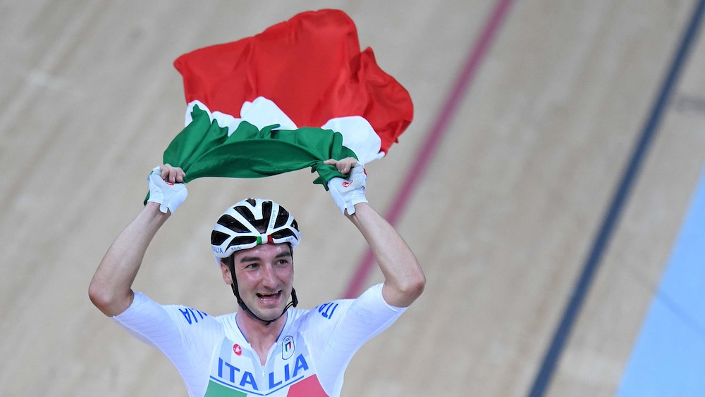 L’olimpionico e portabandiera azzurro Elia Viviani annuncia il ritiro: “È stato un viaggio veramente incredibile” L’olimpionico e portabandiera azzurro Elia Viviani annuncia il ritiro: “È stato un viaggio veramente incredibile”