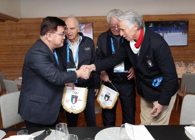 IOC members Pescante and North Korean Chang Ung meeting 