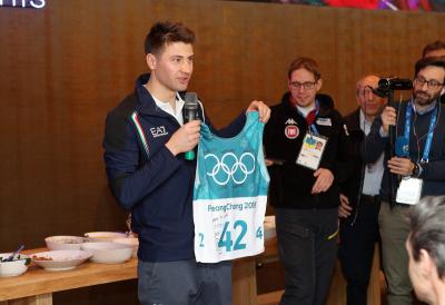 Windisch a Casa Italia dona il pettorale alla squadra di Biathlon 