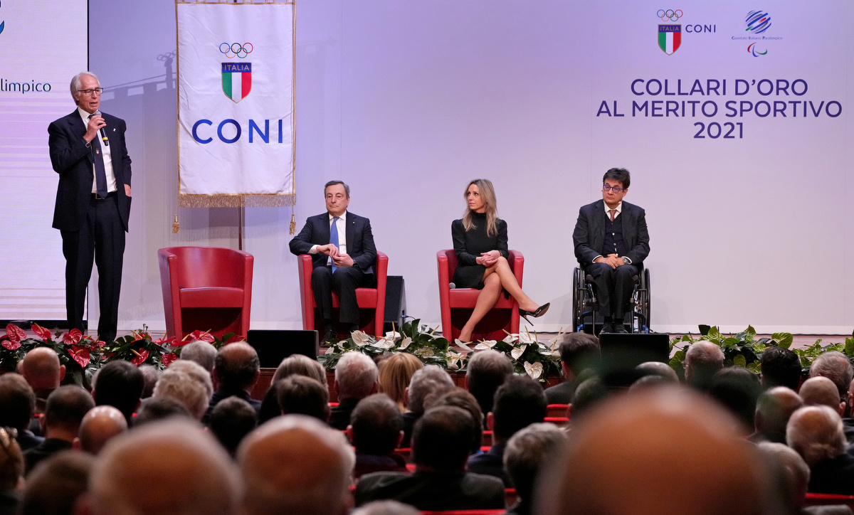 Consegnati i Collari d'Oro del magico 2021 dello sport italiano. Presente il Premier Draghi: continuate a stupirci. Malagò: stagione storica, secondi al mondo dietro gli USA