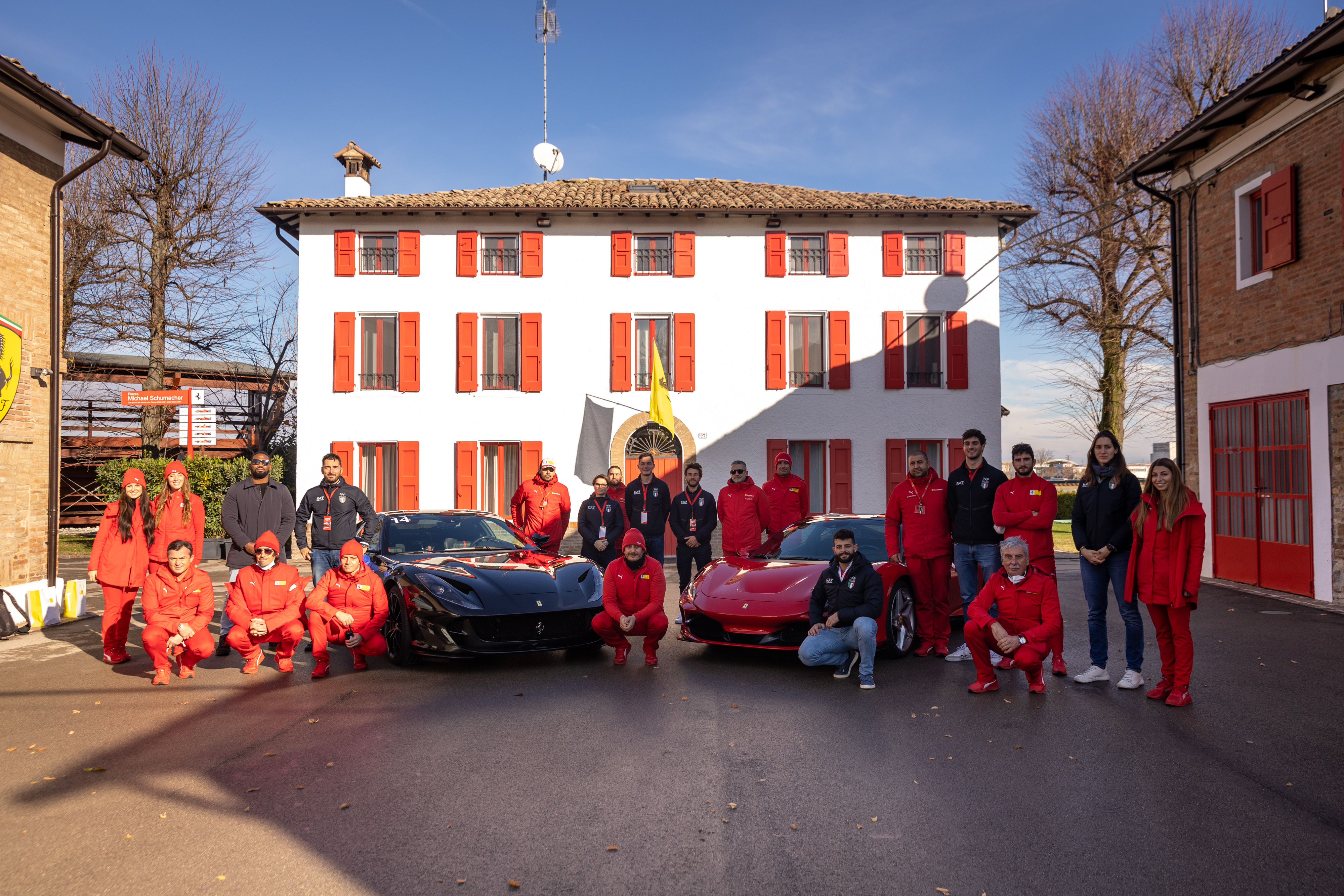 L'Italia Team sfreccia a Maranello. Una delegazione di atleti olimpici in visita alla Ferrari