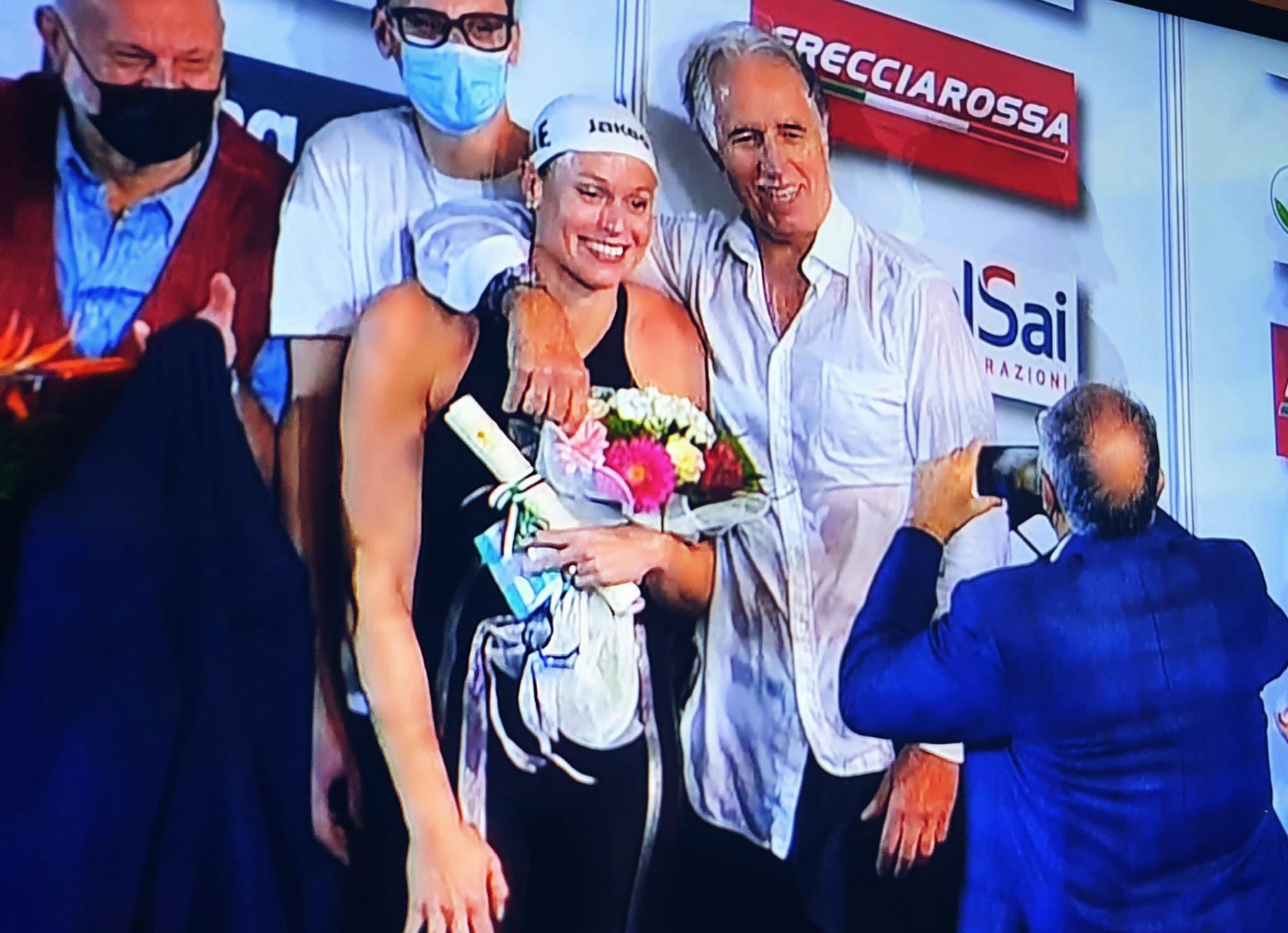 Fede per sempre. La Pellegrini chiude la carriera vincendo i 'suoi' 200 sl agli Assoluti. Festa e tuffo con Malagò: la più grande