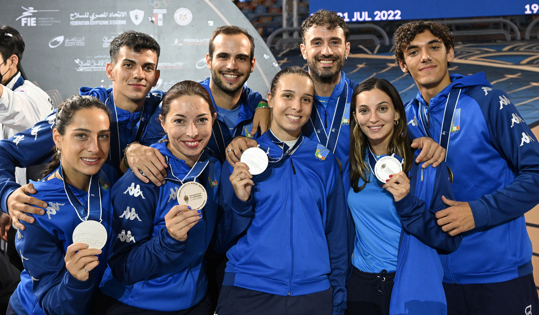 Due medaglie iridate di squadra: Argento per le azzurre della spada, Bronzo per gli sciabolatori