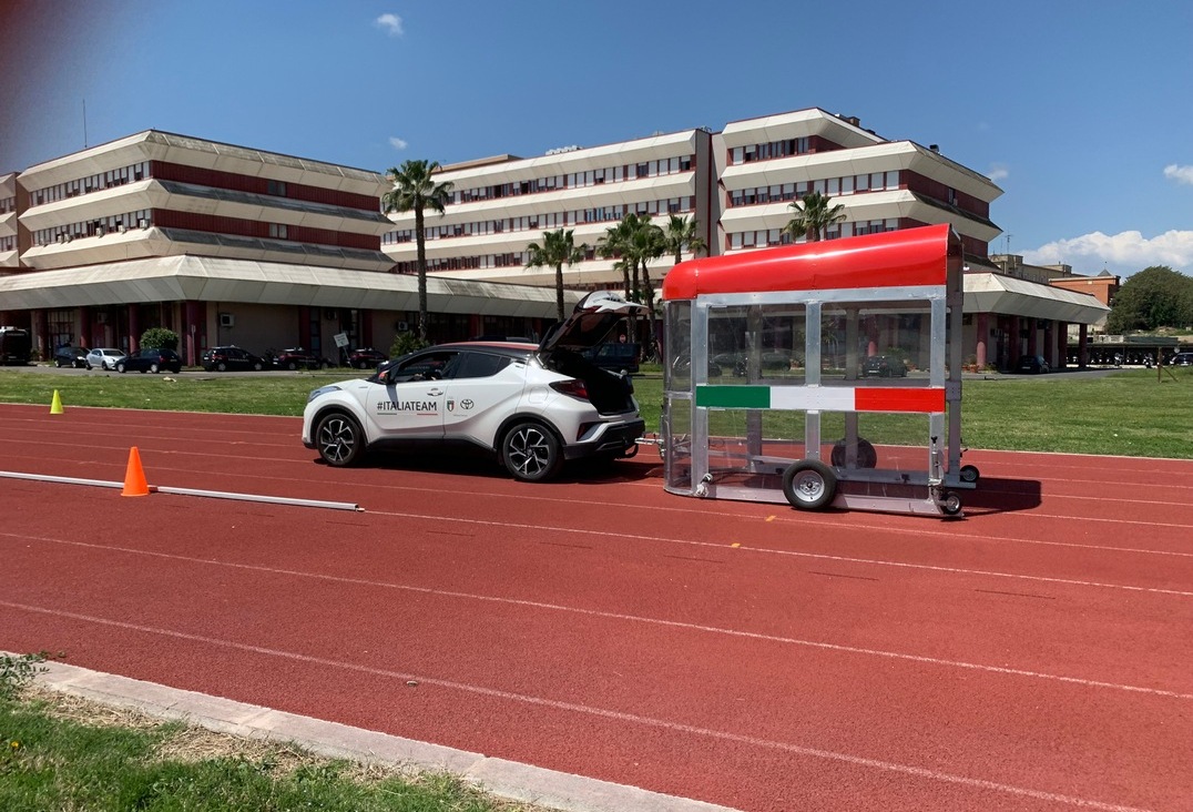 Lo scudo aerodinamico sulla pista della Caserma dei Carabinieri "Salvo d'Acquisto" per le atlete del mezzofondo veloce