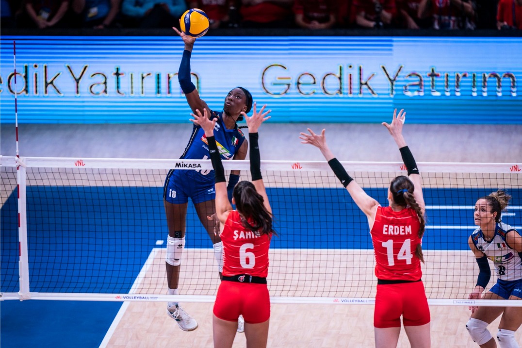 VNL Finals: l’Italia domina 3-0 la Turchia e vola in finale contro il Brasile 