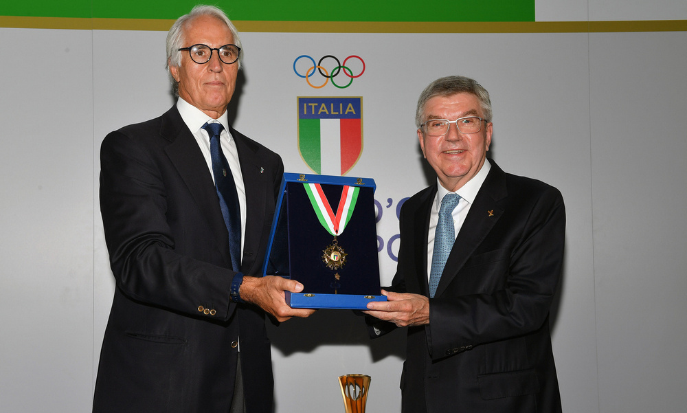 Malagò consegna il Collare d'Oro al Presidente Bach. Il n.1 CIO: "riconoscimento prestigioso, vi ringrazio dal profondo del mio cuore"