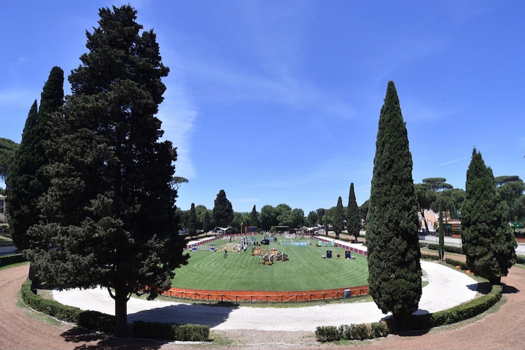 images/1-Primo-Piano-2022/piazza_di_siena_2021_simone_ferraro_sfe.jpg