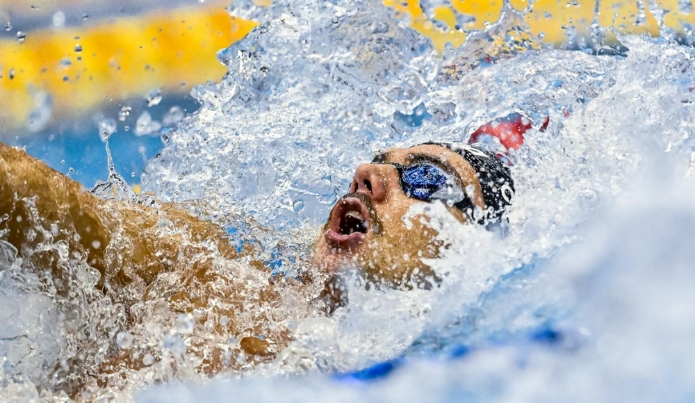 Thomas Ceccon inaugura la Coppa del Mondo con un successo nei 200 dorso