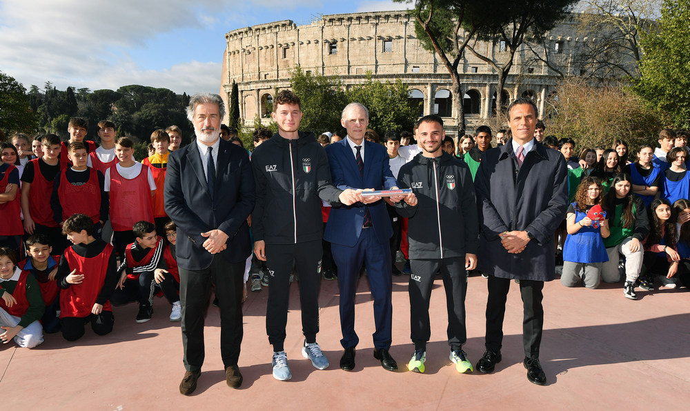 The “Terre de Jeux 2024” relay passes through Rome, a celebration for French and Italian students 500 days ahead of the Games