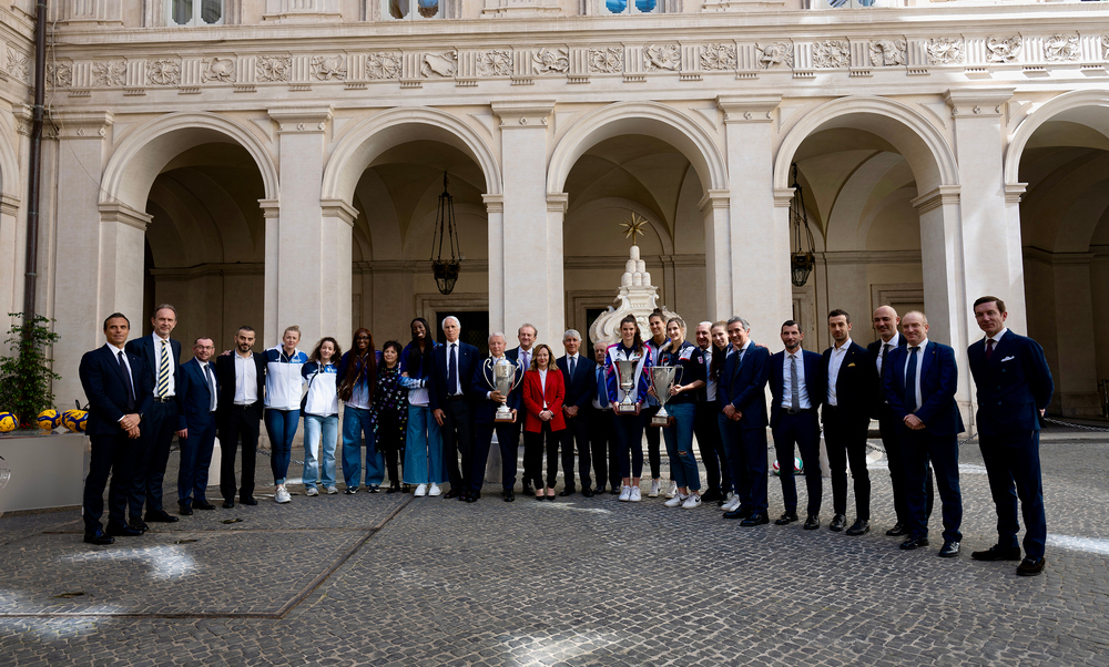 Il Presidente Meloni ha ricevuto a Palazzo Chigi le atlete delle squadre italiane che hanno dominato in Europa