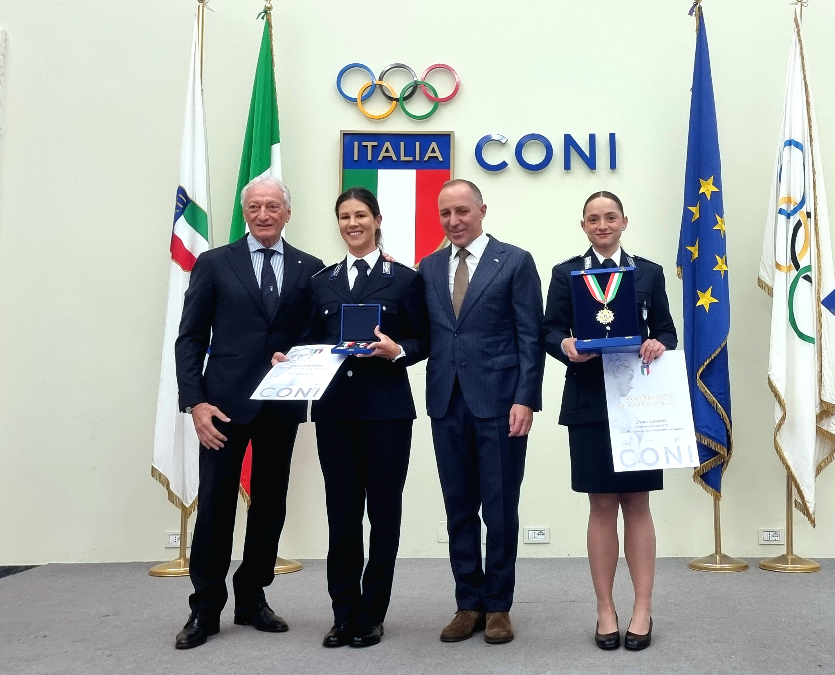 Buonfiglio consegna il Collare d'Oro a Chiara Consonni e la Stella d'Oro a Elena Cecchini durante il Giro d'Onore del ciclismo