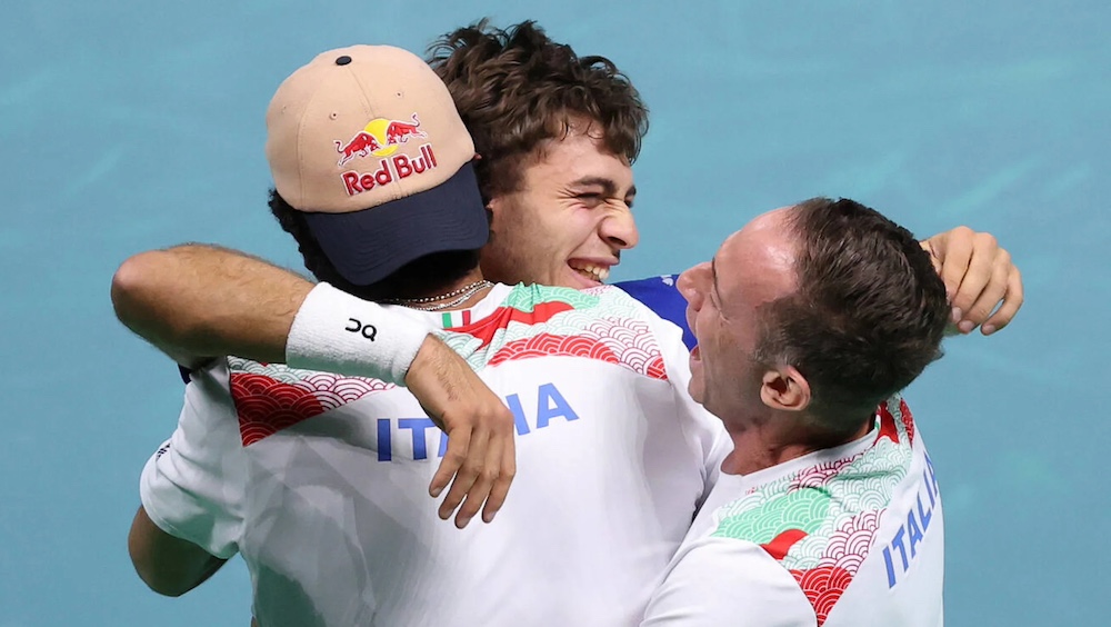 Cobolli e Berrettini mattatori a Bologna: l’Italia vince la terza Coppa Davis di fila. Buonfiglio: Magnifici