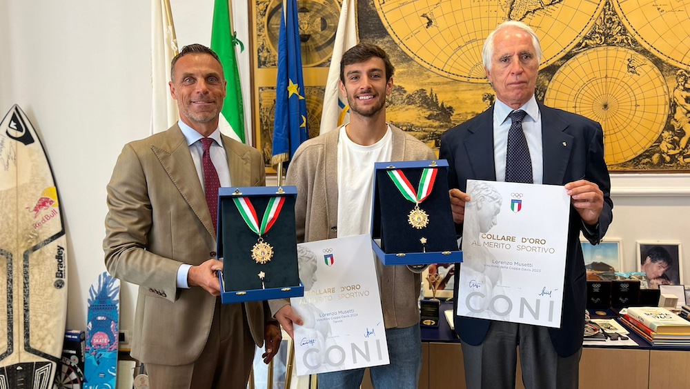 Musetti entra in top 10 ATP e riceve da Malagò e Mornati il Collare d’Oro per la Davis. Il Presidente del CONI: “Orgogliosi di te” Musetti entra in top 10 ATP e riceve da Malagò e Mornati il Collare d’Oro per la Davis. Il Presidente del CONI: “Orgogliosi di te”