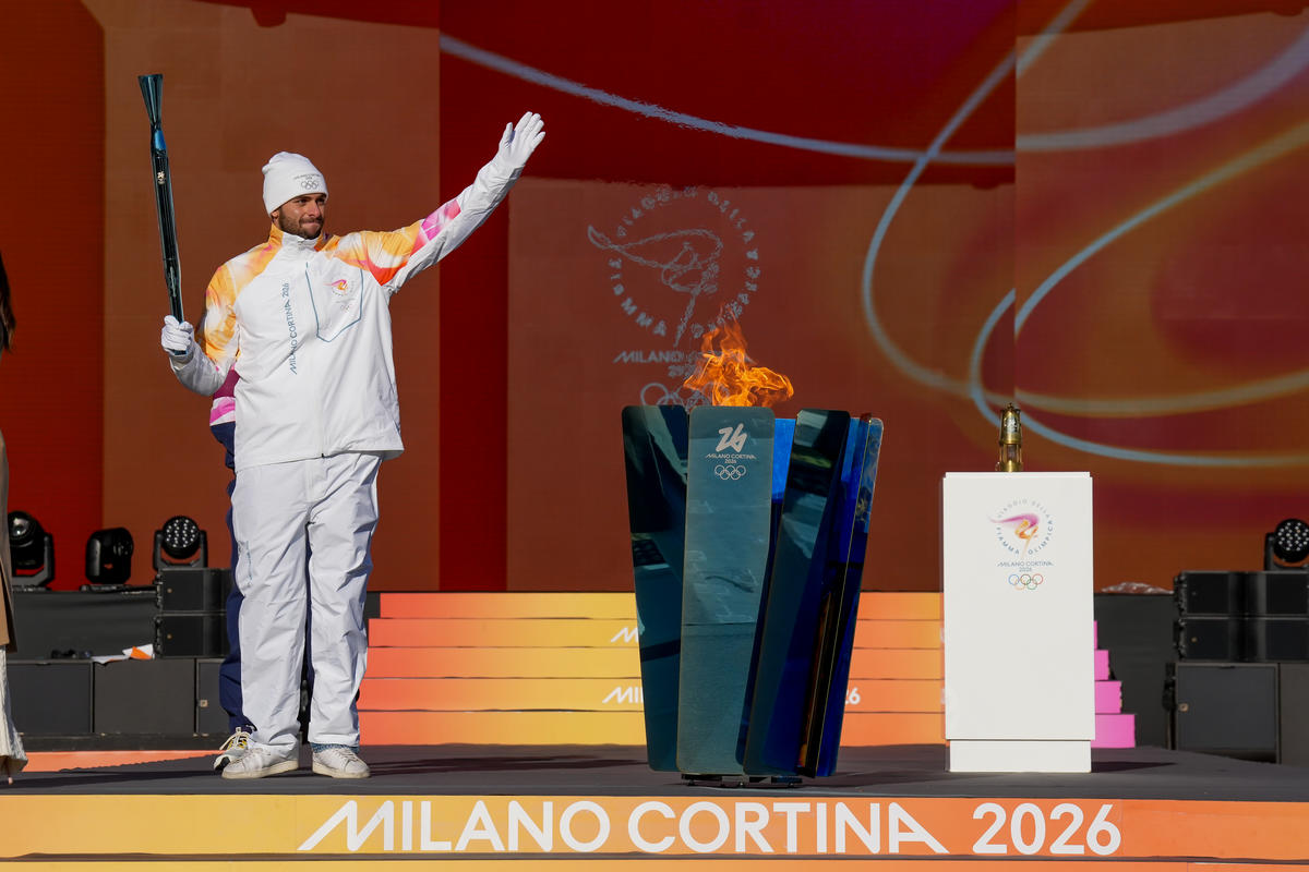 Milano Cortina 2026, partito dallo Stadio dei Marmi il viaggio della fiaccola. Buonfiglio: fiamma simbolo della voglia di essere protagonisti
