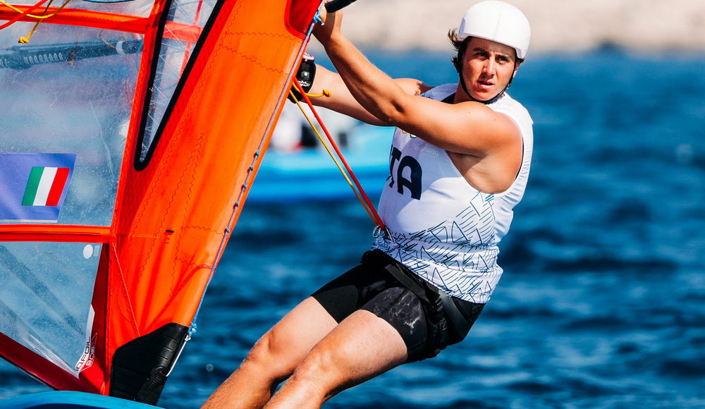 iQFOiL: Nicolò Renna vince la medaglia di bronzo ad Aarhus e ottiene il terzo podio di fila ai Mondiali iQFOiL: Nicolò Renna vince la medaglia di bronzo ad Aarhus e ottiene il terzo podio di fila ai Mondiali
