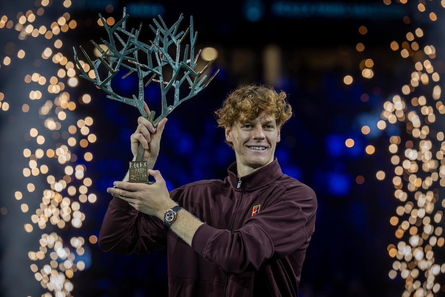 Sinner con trofeo 1000 Parigi