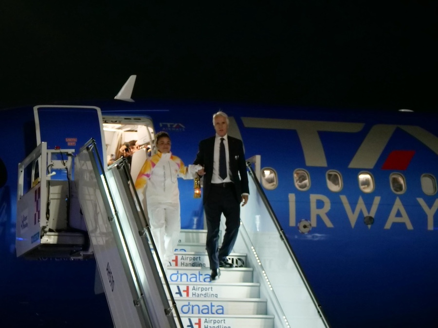 Torcia scende da aereo