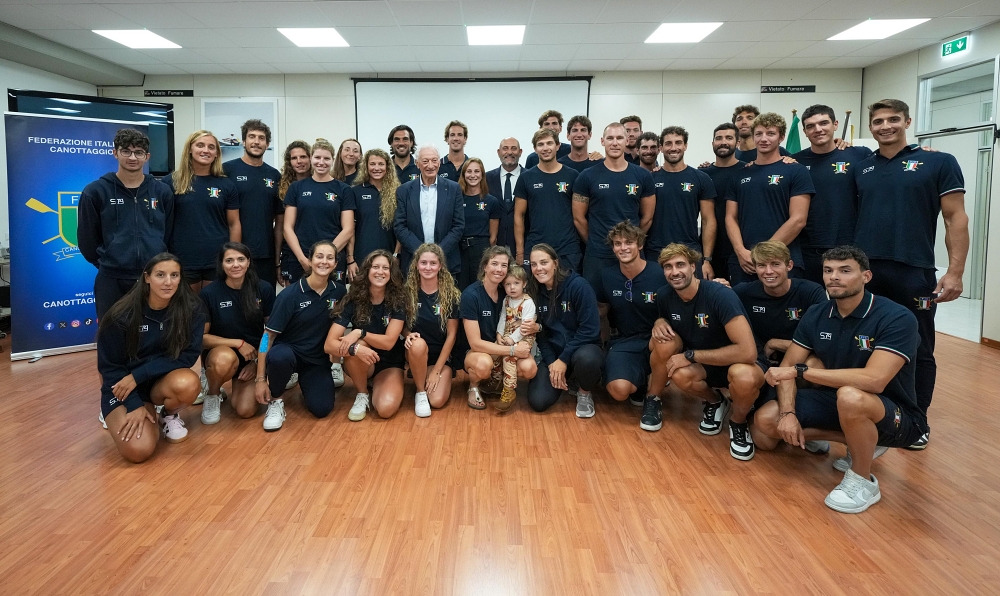 Buonfiglio in visita alla Nazionale di canottaggio in ritiro a Piediluco, in bocca al lupo per i Mondiali di Shanghai
