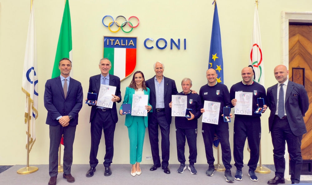 Il Presidente Malagò e il Segretario Mornati premiano i rappresentanti dell'Istituto di Medicina e Scienza dello Sport
