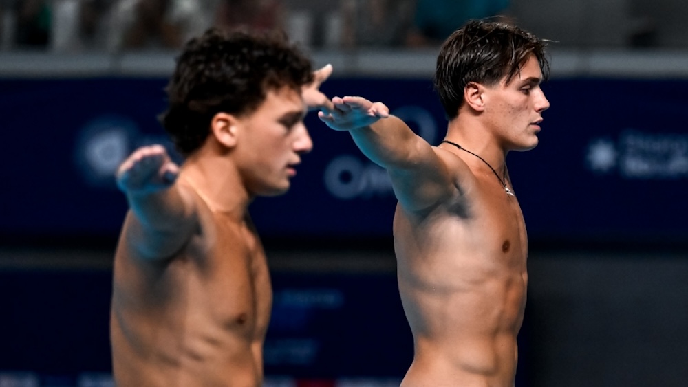 Stefano Belotti e Matteo Santoro sul podio del trampolino 3 metri sincro agli Europei di Parigi