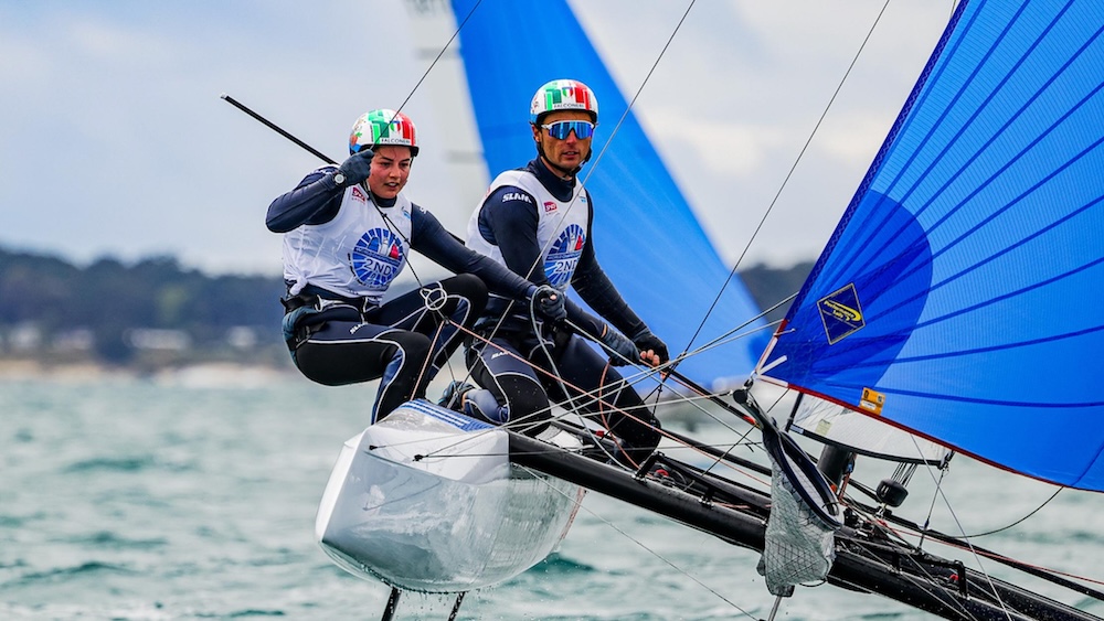 Gianluigi Ugolini e Maria Giubilei campioni del mondo: la coppia azzurra trionfa nel Nacra 17 della Baia di Quiberon