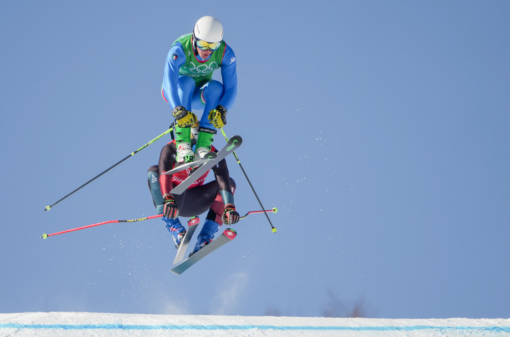 Deromedis 5° nello skicross, Windisch 5° nella mass start di biathlon. Passano al programma libero le due coppie artistico