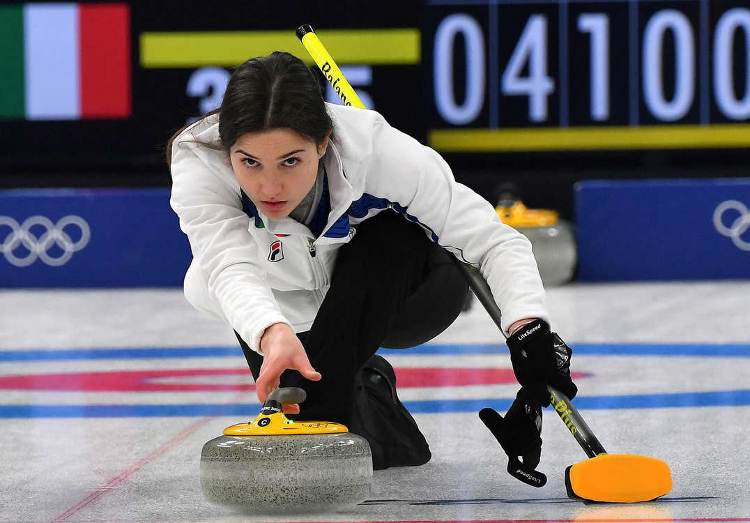 Curling ancora vincente nel doppio misto. Pattinaggio di figura a Squadre in corsa per la finale