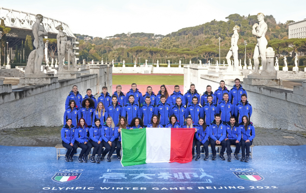 L’Italia Team sfila avvolta in una mantella tricolore. Armani: “Tributo alla bandiera”