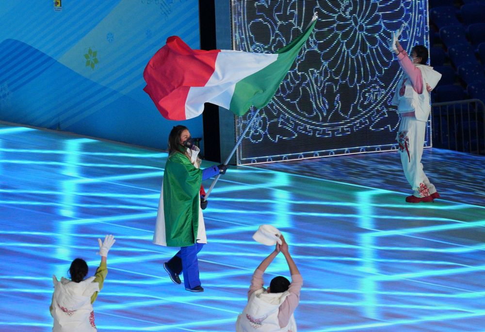 Su il sipario a Pechino 2022, Moioli avvolge l'Italia nel Tricolore: "Onorata, un abbraccio a Goggia". Malagò: "un'emozione anche da tv"