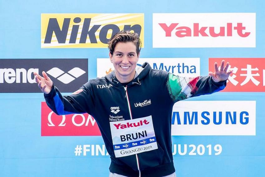 Rachele Bruni alza la coppa della World Series FINA