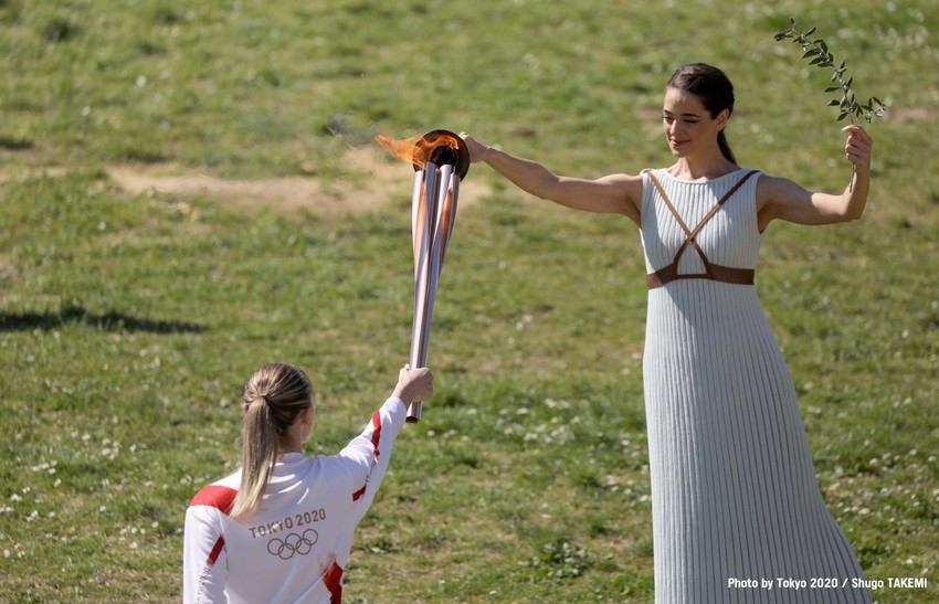 Accesa la fiamma olimpica, inizia il viaggio verso il Giappone. Bach: noi più forti di chi ci divide 