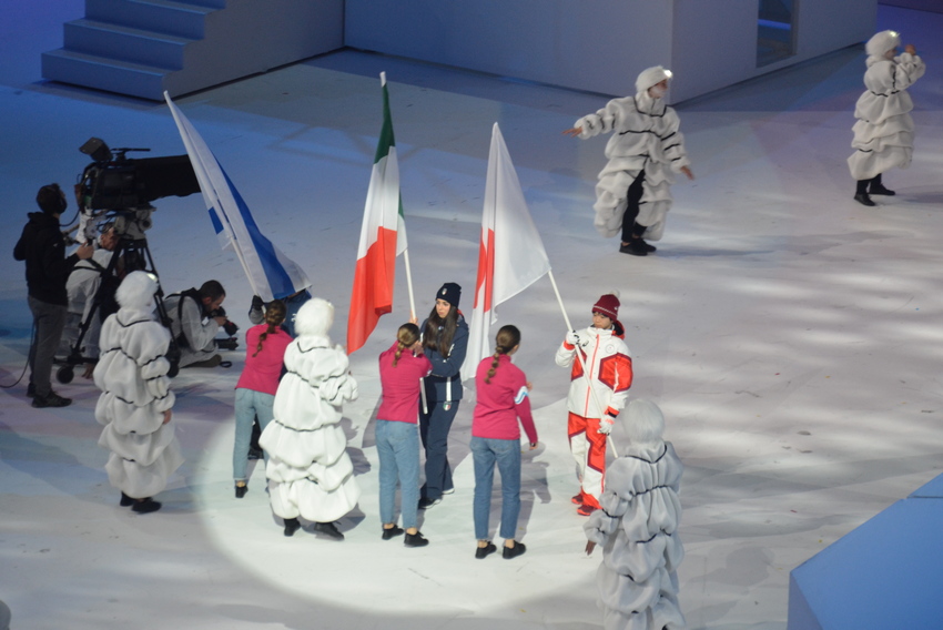 The curtain raises on Lausanne 2020, Alessia Tornaghi parades with Tricolore flag in front of Malagò