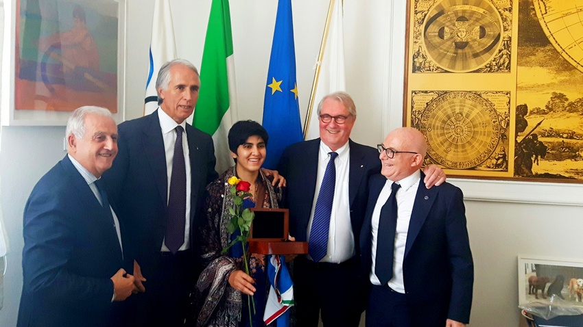 Malagò premia con Zanella la campionessa pachistana di squash, Maria Toorpakai Wazir