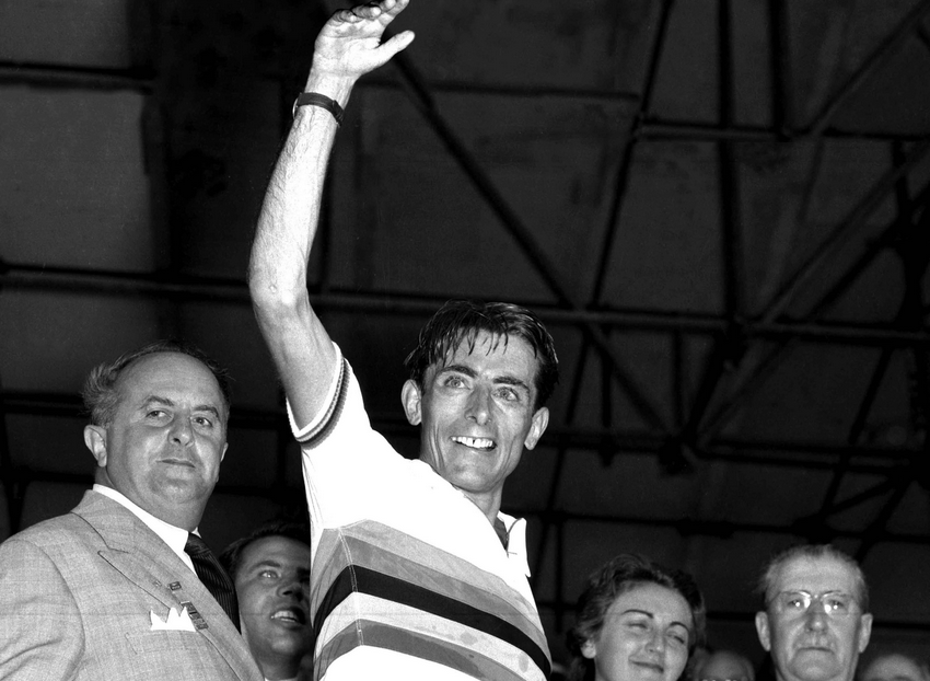 Castellania abbraccia la statua di Fausto Coppi. Domani inaugurazione con Malagò e Miglietta