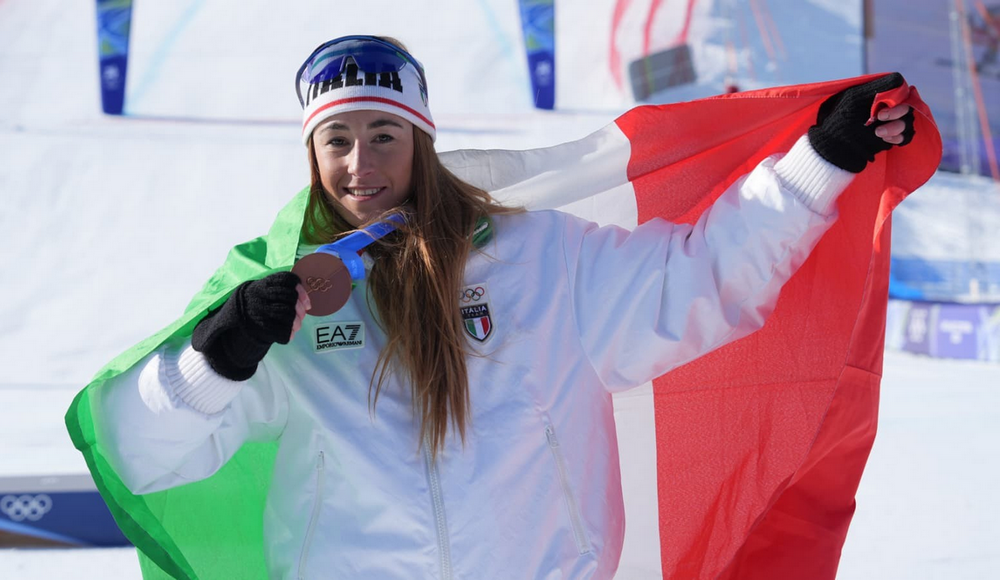 Sofia Goggia agguanta il bronzo nella discesa di Cortina: terzo podio di fila ai Giochi Olimpici