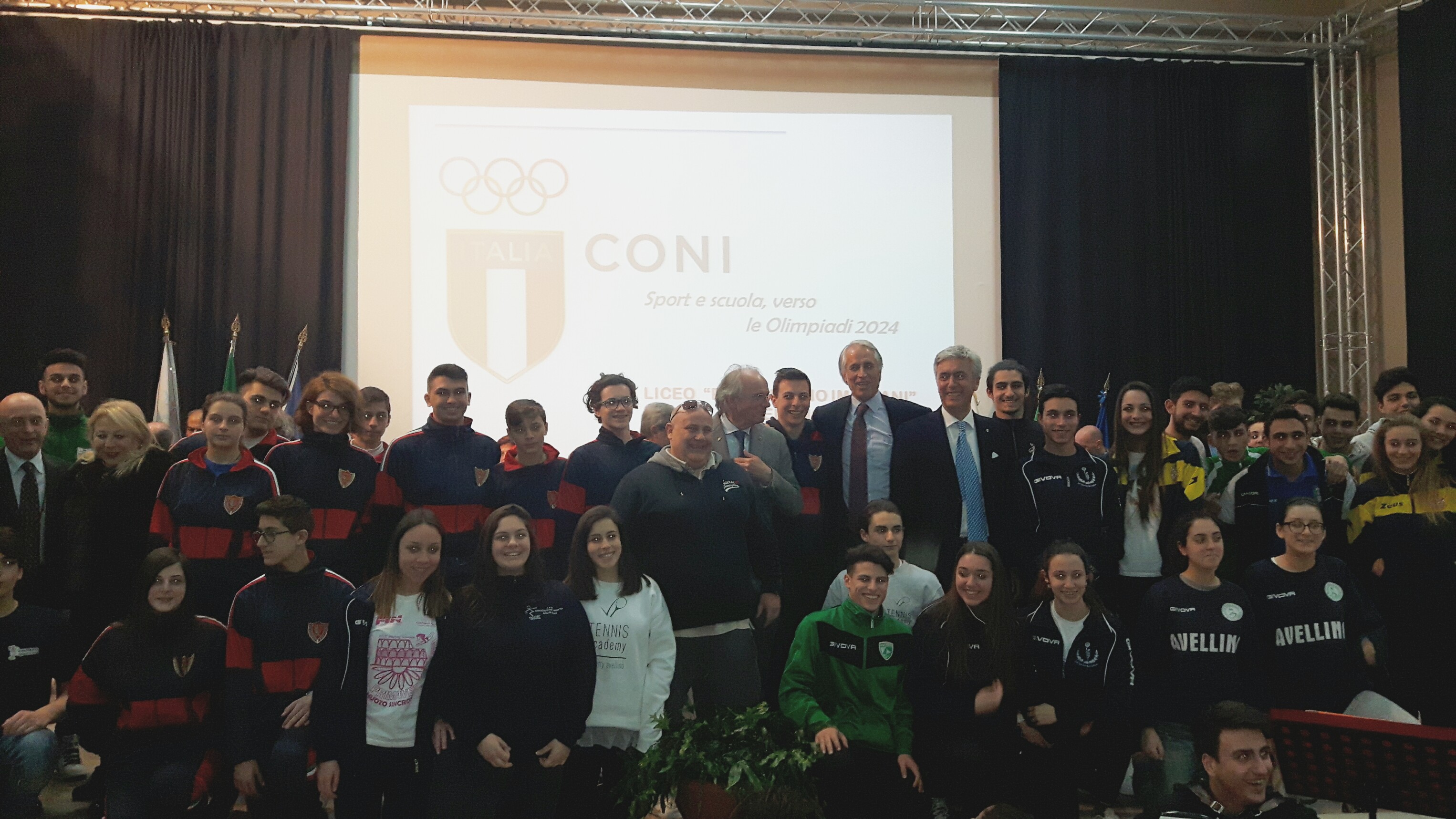 Malagò al Liceo Imbriani di Avellino.  "Nuova cultura sportiva la medaglia più importante"