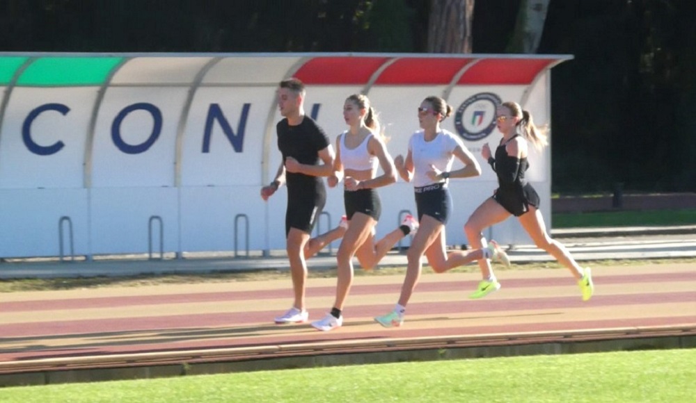 Allenamento di prove ripetute a Tirrenia per tre atleti del mezzofondo