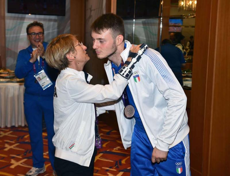 festeggiamentiboxenuotoschermamezzelanigmt001 festeggiamentiboxenuotoschermamezzelanigmt001