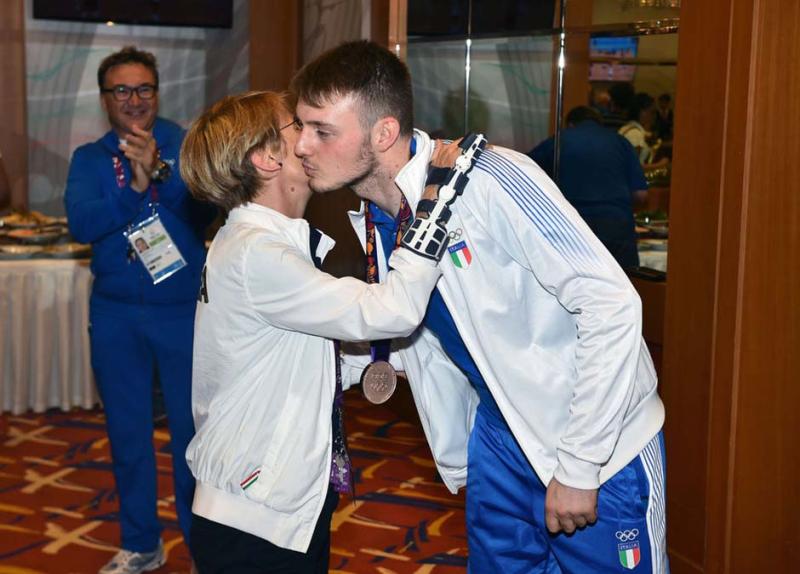 festeggiamentiboxenuotoschermamezzelanigmt002 festeggiamentiboxenuotoschermamezzelanigmt002