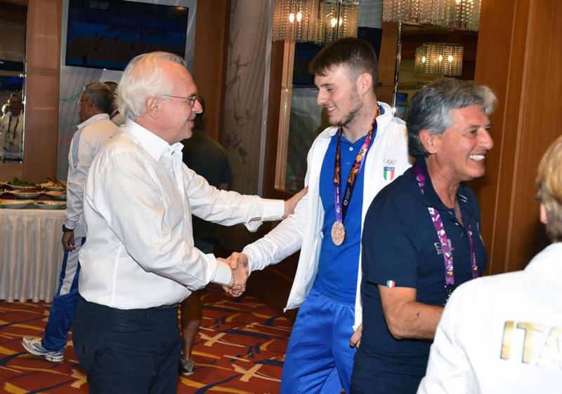 festeggiamentiboxenuotoschermamezzelanigmt003 festeggiamentiboxenuotoschermamezzelanigmt003