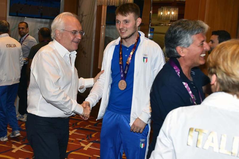 festeggiamentiboxenuotoschermamezzelanigmt004 festeggiamentiboxenuotoschermamezzelanigmt004