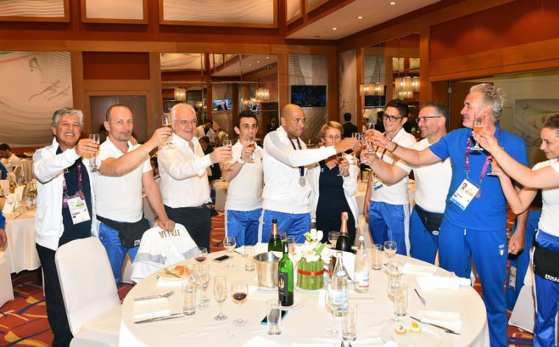 festeggiamentiboxenuotoschermamezzelanigmt020 festeggiamentiboxenuotoschermamezzelanigmt020