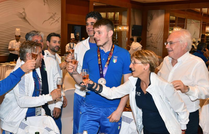 festeggiamentiboxenuotoschermamezzelanigmt031 festeggiamentiboxenuotoschermamezzelanigmt031