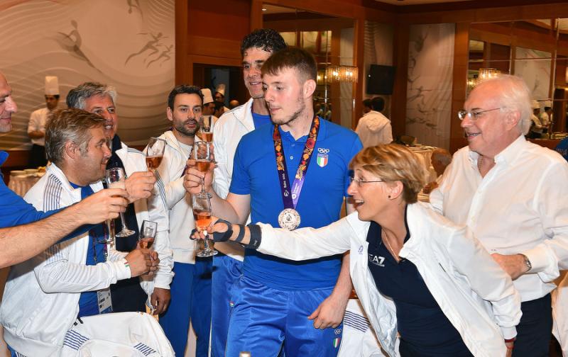 festeggiamentiboxenuotoschermamezzelanigmt032 festeggiamentiboxenuotoschermamezzelanigmt032