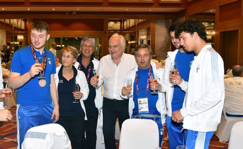 festeggiamentiboxenuotoschermamezzelanigmt034 festeggiamentiboxenuotoschermamezzelanigmt034