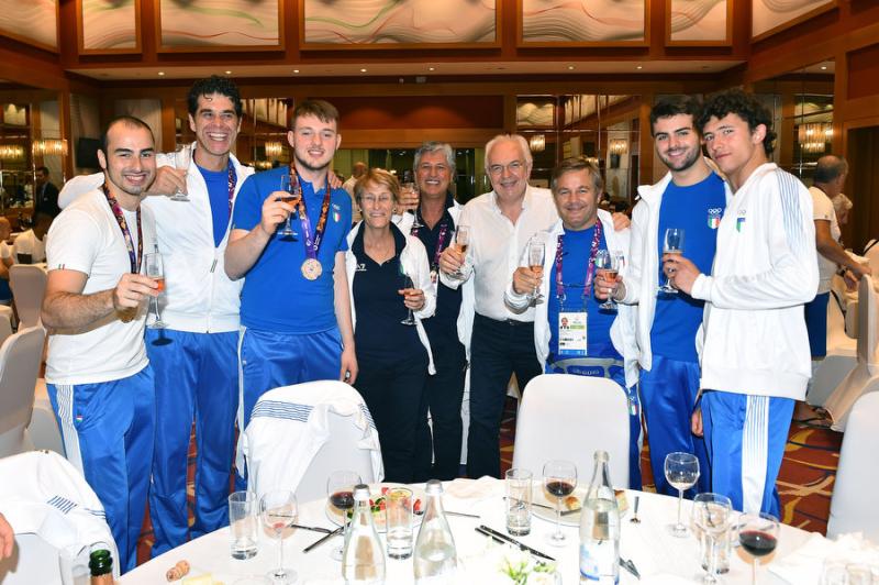 festeggiamentiboxenuotoschermamezzelanigmt035 festeggiamentiboxenuotoschermamezzelanigmt035