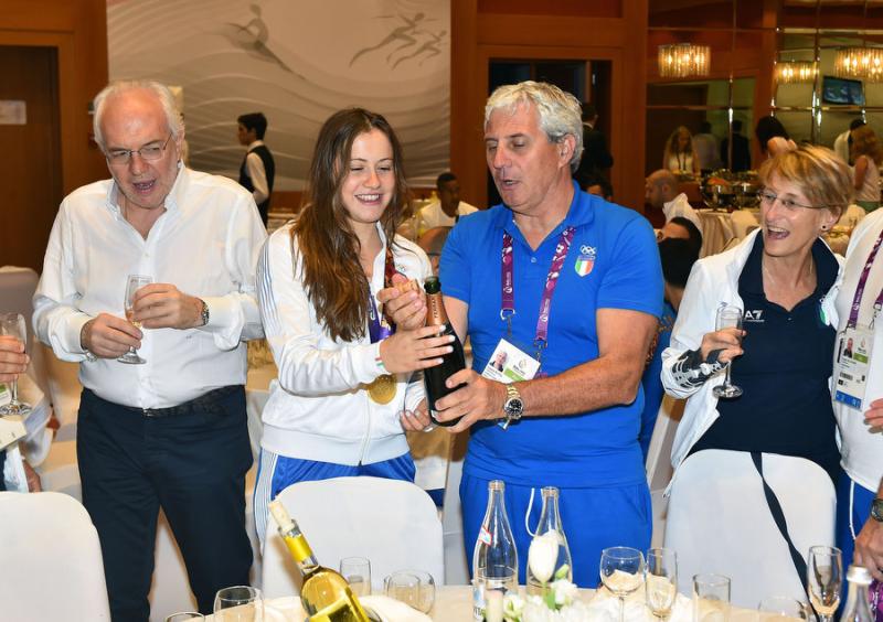 festeggiamentiboxenuotoschermamezzelanigmt037 festeggiamentiboxenuotoschermamezzelanigmt037