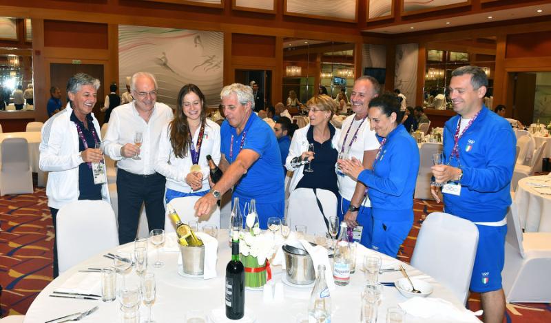 festeggiamentiboxenuotoschermamezzelanigmt040 festeggiamentiboxenuotoschermamezzelanigmt040